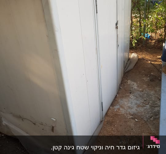 מחסן גינה לבן עם דלתות סגורות